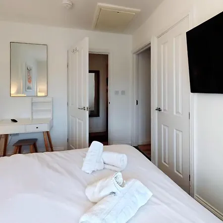 Arthurs Escape - Part Of The The Bay Village With Pool, Gym And Direct Access, Pub, Restaurant, Tennis And Meadows Walks Vakantiehuis